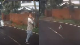 കൊണ്ടോട്ടിയിൽ മഴയത്ത് നടുറോഡിൽ ബസ്സിന് മുന്നിൽ പിഞ്ചു കുഞ്ഞ്,..