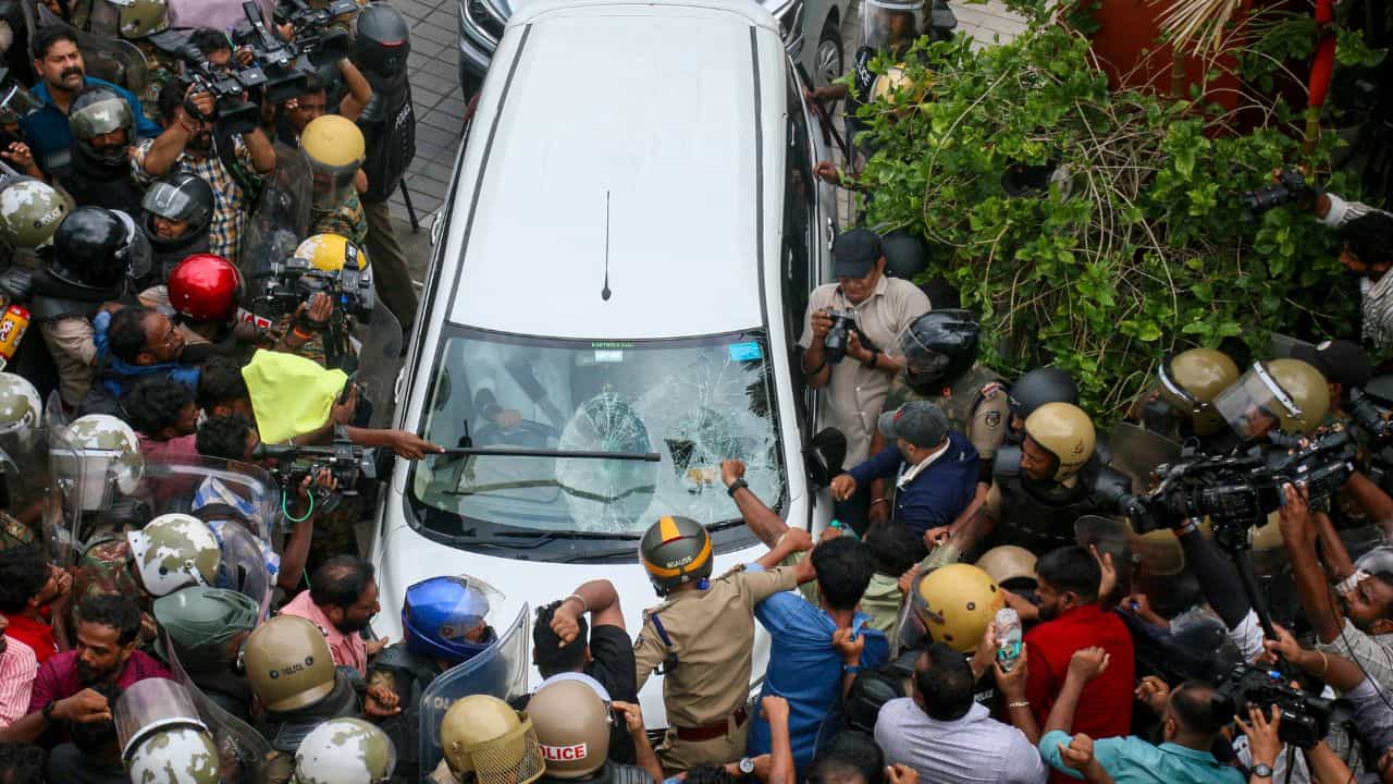 ED Raid: റെയ്ഡിന് പിന്നാലെ ഉണ്ടായ ആക്രമണത്തിൽ സിബിഐ അന്വേഷിക്കണം; ഇ ഡി ആവശ്യപ്പെട്ടേക്കും