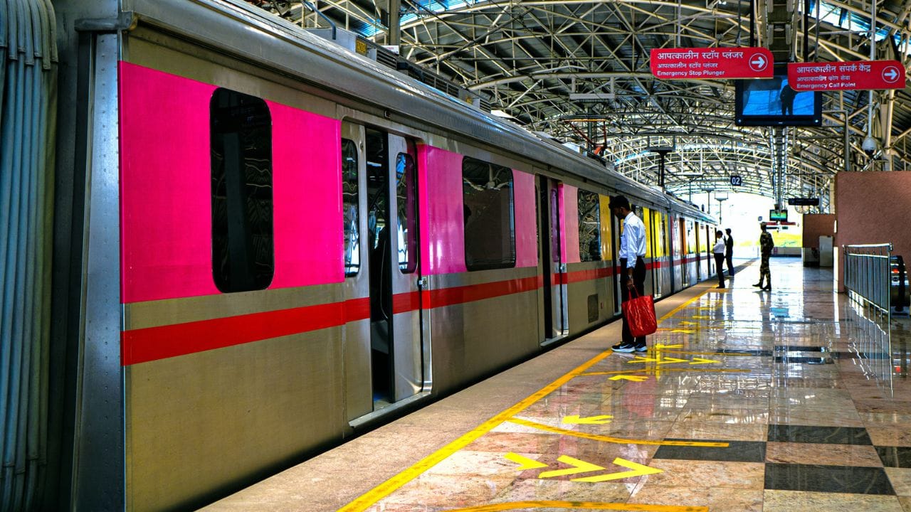 സാധാരണ മെട്രോയെ അപേക്ഷിച്ച് വളരെ കുറഞ്ഞ ചെലവില് നിര്മിച്ചെടുക്കാന് സാധിക്കും എന്നതാണ് ലൈറ്റ് മെട്രോയുടെ പ്രത്യേകത. എന്നാല് ചെലവ് കുറയുന്നതിനോടൊപ്പം കൂടുതല് യാത്രക്കാരെ ഉള്ക്കൊള്ളാനുള്ള ശേഷിയും ഈ മെട്രോയ്ക്ക് കുറവായിരിക്കും. എങ്കിലും വലിയ തിരക്കില്ലാത്ത നഗരങ്ങളെ സംബന്ധിച്ച് ലൈറ്റ് മെട്രോ ഒരു മുതല്കൂട്ടാകുമെന്ന കാര്യത്തില് സംശയമില്ല.