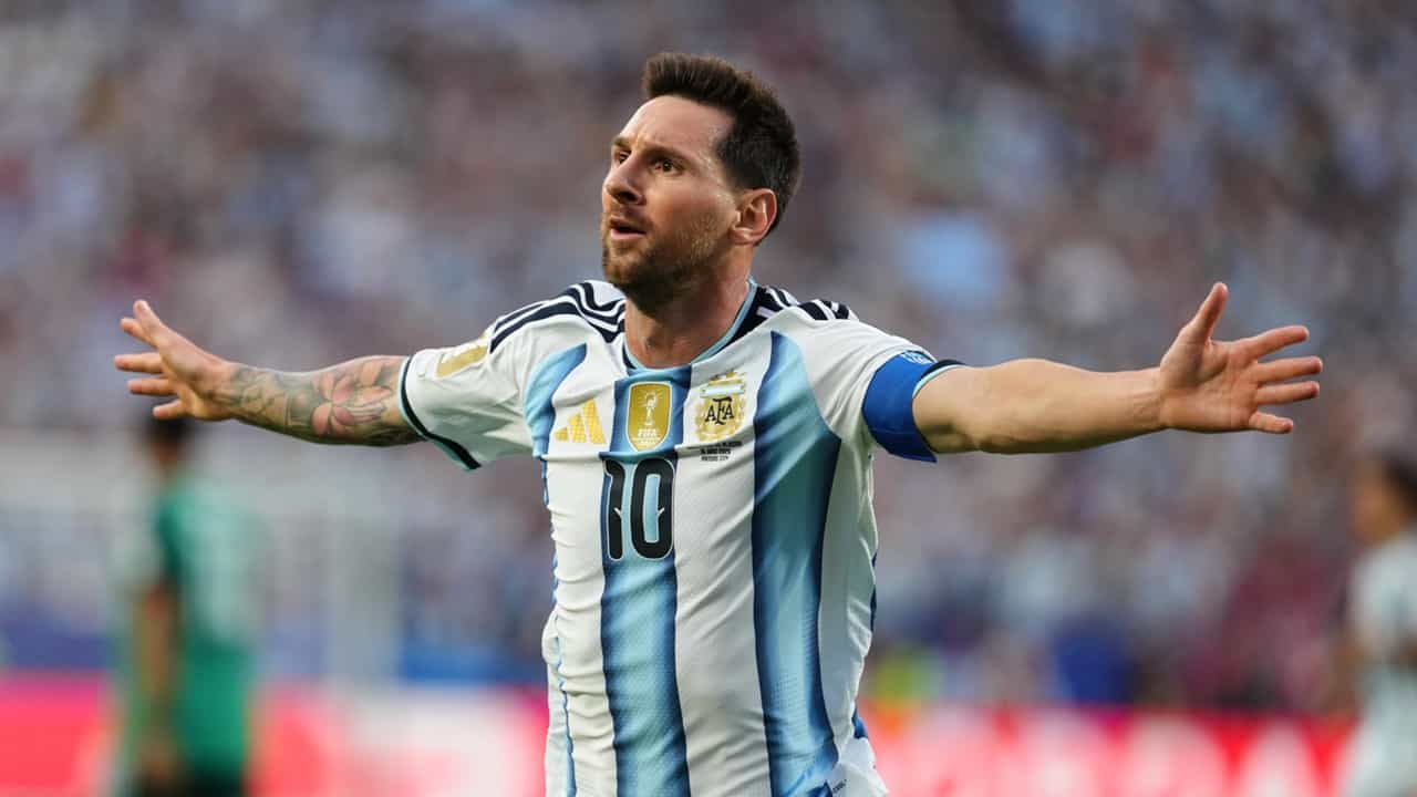 Lionel Messi: മെസിക്ക് റെഡ് കാര്ഡ് കൊടുത്തില്ല! റഫറിയെ വിടാതെ അള്ജീരിയ; ഫിഫയ്ക്ക് പരാതി Lionel Messi: മെസിക്ക് റെഡ് കാര്ഡ് കൊടുത്തില്ല! റഫറിയെ വിടാതെ അള്ജീരിയ; ഫിഫയ്ക്ക് പരാതി