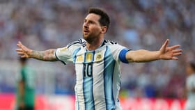 Lionel Messi: മെസിക്ക് റെഡ് കാര്‍ഡ് കൊടുത്തില്ല! റഫറിയെ വിടാതെ അള്‍ജീരിയ; ഫിഫയ്ക്ക് പരാതി...
