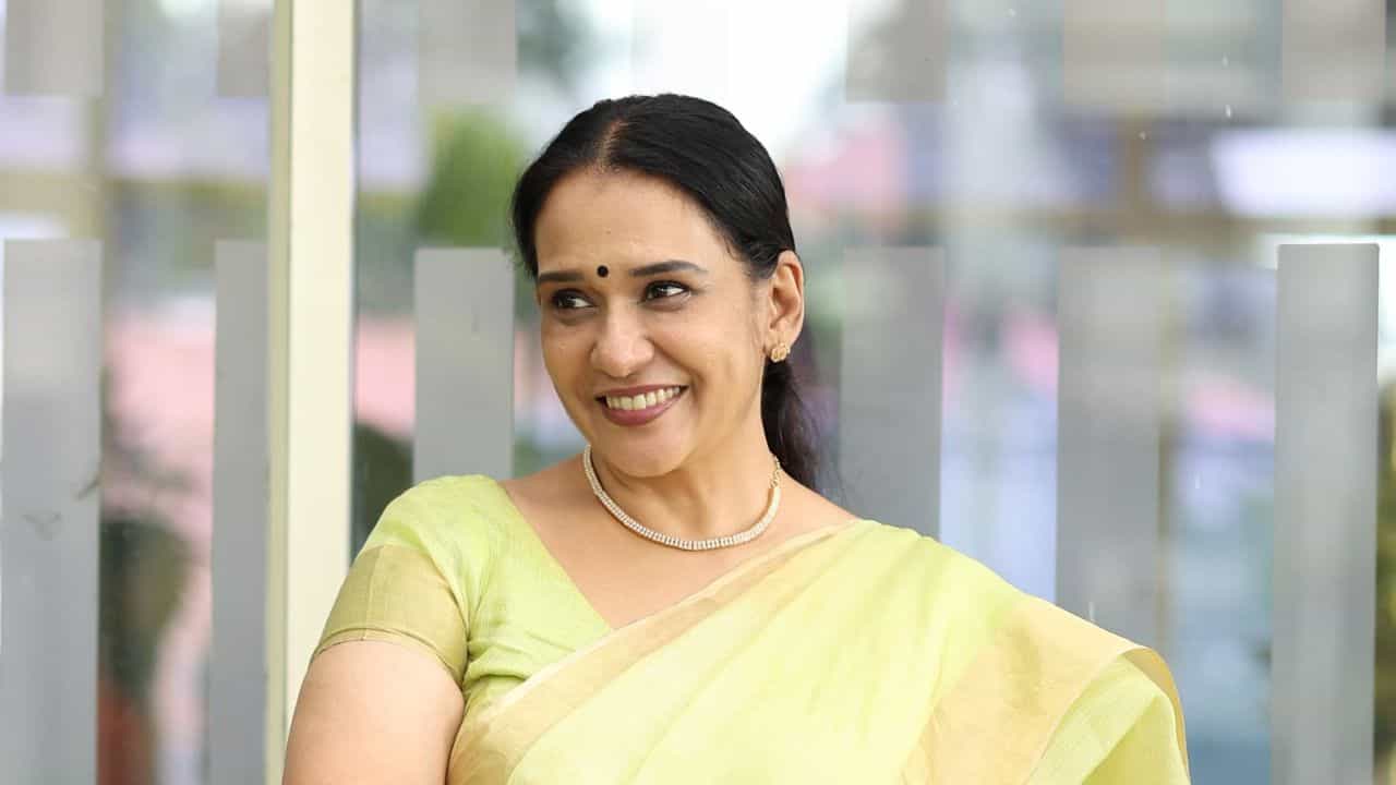 “ഇരുപതാം വയസ്സിൽ രജിസ്റ്റർ മാരേജ്, നേരെ പോയത് വീട്ടിലേക്ക്”; സംഭവബഹുലമായ കഥ പറഞ്ഞ് മാലാ പാർവതി!