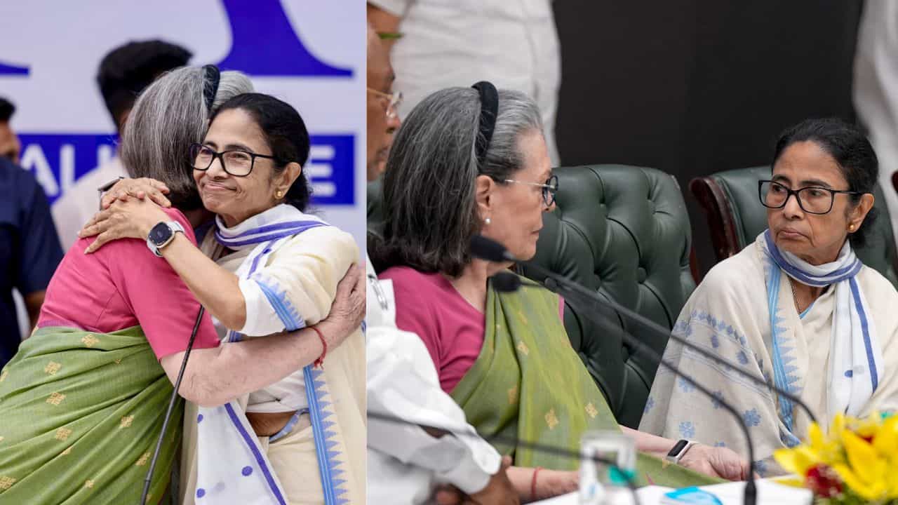 Mamata -Sonia Gandhi Meet: കെട്ടിപ്പിടിത്തത്തിന് പിന്നാലെ സോണിയയുമായി രഹസ്യ കൂടിക്കാഴ്ച നടത്തി മമത; നിർണ്ണായക നീക്കം Mamata -Sonia Gandhi Meet: കെട്ടിപ്പിടിത്തത്തിന് പിന്നാലെ സോണിയയുമായി രഹസ്യ കൂടിക്കാഴ്ച നടത്തി മമത; നിർണ്ണായക നീക്കം