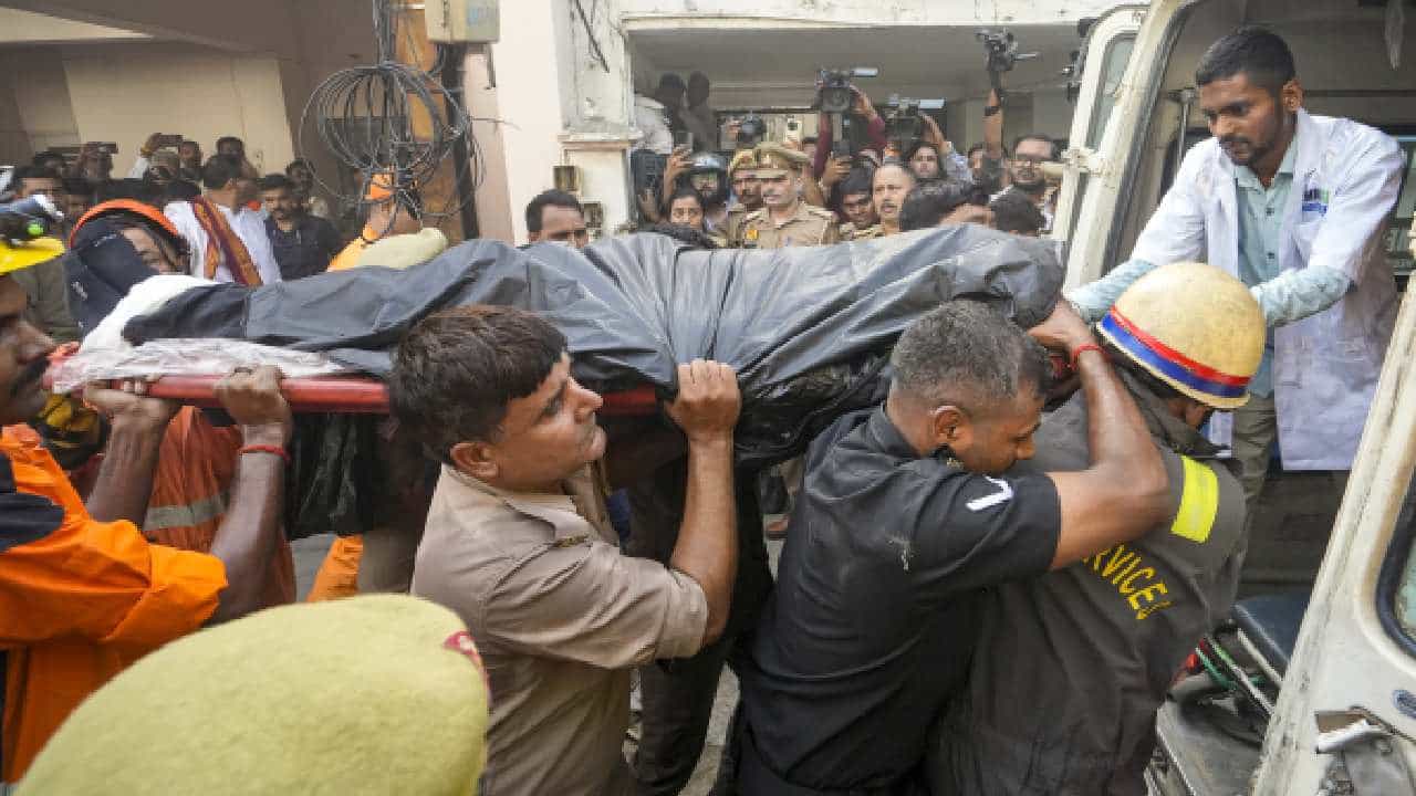 കോച്ചിങ് സെന്ററിൽ തീപിടിത്തം: 14 പേർ മരിച്ചു, രക്ഷപ്പെടാൻ ഒന്നാം നിലയിൽ നിന്ന് ചാടി വിദ്യാർഥികൾ