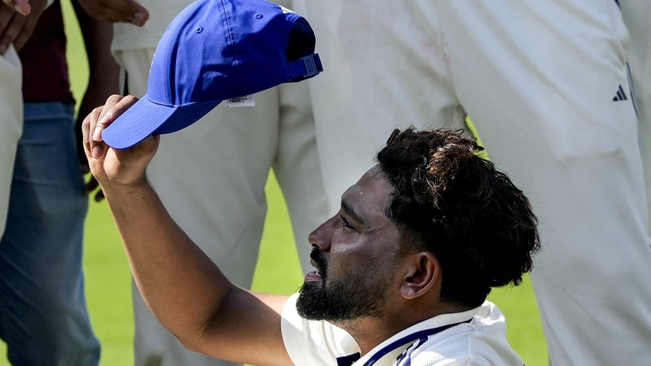 അയര്ലന്ഡിനും ഇംഗ്ലണ്ടിനുമെതിരായ ടി20 പരമ്പരകള്ക്കുള്ള ഇന്ത്യന് ടീമില് മാറ്റം. ഫാസ്റ്റ് ബൗളര് മുഹമ്മദ് സിറാജിനെ ടീമില് നിന്നു ഒഴിവാക്കി. ജോലിഭാരം ചൂണ്ടിക്കാട്ടിയാണ് നടപടി. താരത്തിന് വിശ്രമം അനുവദിക്കുന്നതിന് വേണ്ടിയാണ് ഒഴിവാക്കിയത് (Image Credit Source: PTI).