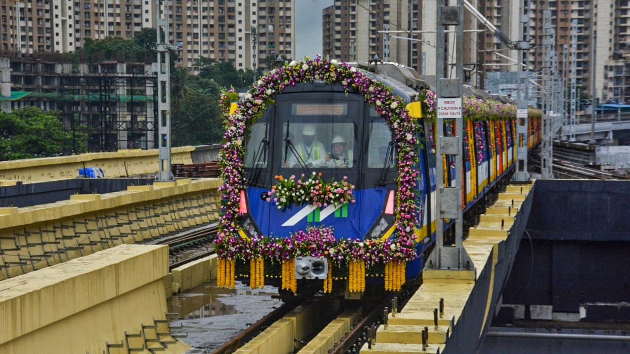 നിലവിലുള്ള ലൈനില് തിരക്കേറിയ സമയങ്ങളില് അതായത് രാവിലെ 7 മുതല് 10 വരെയും വൈകിട്ട് 5 മുതല് 8 വരെയും ഓരോ 10 മിനിറ്റിലും ട്രെയിനുകള് സര്വീസ് നടത്തുന്നുണ്ട്. ഓഫ് പീക്ക് അവറില് 15 മിനിറ്റിലാണ് ട്രെയിന് സര്വീസ്. ആദ്യ ട്രെയിന് രാവിലെ 6 മണിക്ക് പെന്ധാറില് നിന്നും പുറപ്പെടും. അവസാന ട്രെയിന് സര്വീസ് രാത്രി 9.45നാണ്. ലൈന് 1എയുടെ നിര്മാണം മൂന്ന് വര്ഷത്തിനുള്ളില് പൂര്ത്തിയാക്കാനാണ് സര്ക്കാര് ലക്ഷ്യമിടുന്നത്. അതിന് പിന്നാലെ ലൈന് രണ്ടിന്റെ നിര്മാണ പ്രവര്ത്തനങ്ങളും ആരംഭിക്കും.