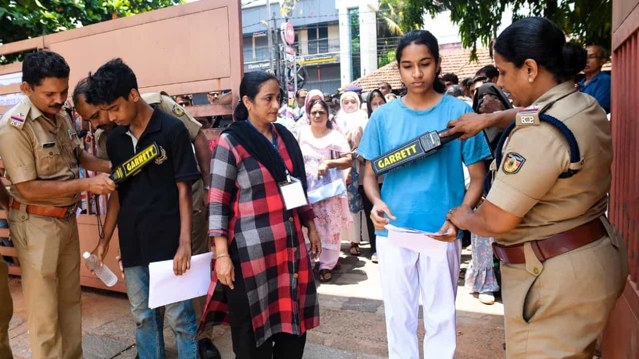 NEET UG Re Exam 2026: സ്ത്രീകൾക്കും പുരുഷന്മാർക്കും പ്രത്യേക ഡ്രസ്സ് കോഡ്, അനുവദനീയമായ വസ്തുക്കൾ ഇവ മാത്രം; ഇക്കാര്യങ്ങൾ ഉറപ്പുവരുത്തി പരീക്ഷയ്ക്ക് പോകുക NEET UG Re Exam 2026: സ്ത്രീകൾക്കും പുരുഷന്മാർക്കും പ്രത്യേക ഡ്രസ്സ് കോഡ്, അനുവദനീയമായ വസ്തുക്കൾ ഇവ മാത്രം; ഇക്കാര്യങ്ങൾ ഉറപ്പുവരുത്തി പരീക്ഷയ്ക്ക് പോകുക