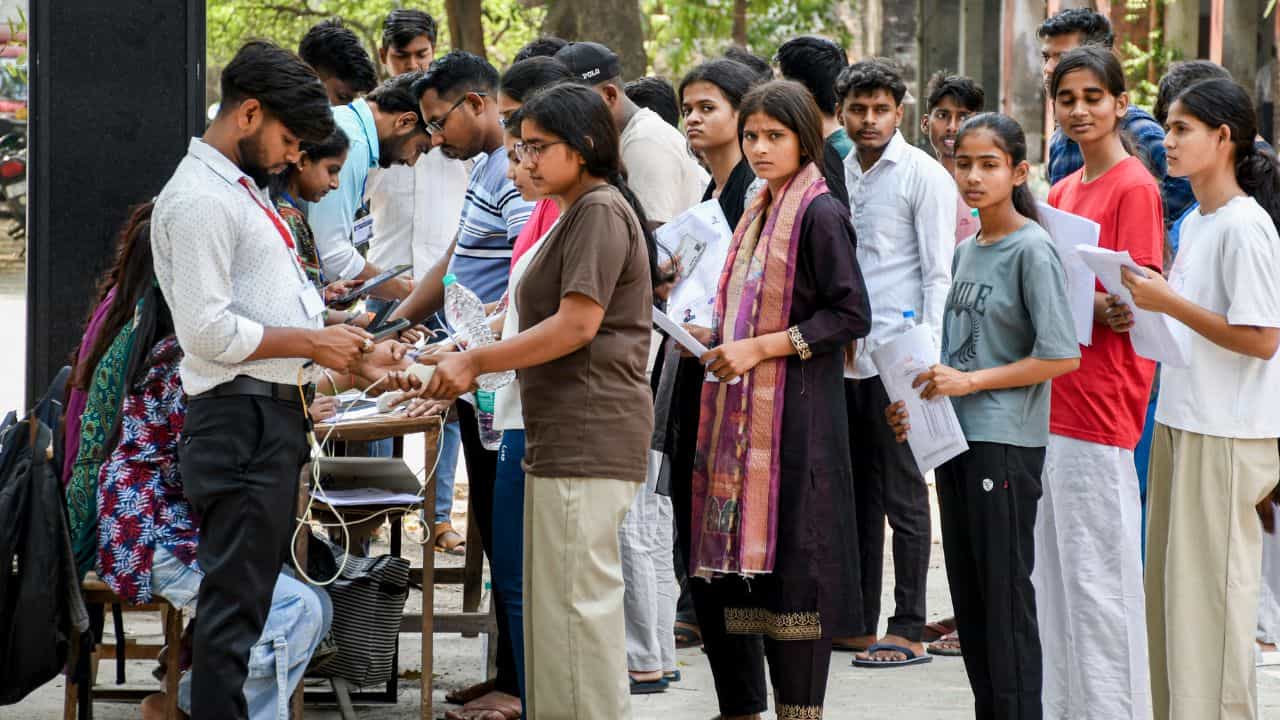 NEET UG Re-Exam 2026: നീറ്റ് പരീക്ഷയ്ക്ക് പോകുമ്പോൾ എന്തൊക്കെ ധരിക്കാം? അനുവദനീയമായ സാധനങ്ങൾ ഇവ, ഇതറിയാതെ പോകരുത് NEET UG Re-Exam 2026: നീറ്റ് പരീക്ഷയ്ക്ക് പോകുമ്പോൾ എന്തൊക്കെ ധരിക്കാം? അനുവദനീയമായ സാധനങ്ങൾ ഇവ, ഇതറിയാതെ പോകരുത്