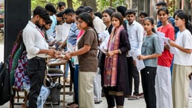 NEET UG Re-Exam 2026: നീറ്റ് പരീക്ഷയ്ക്ക് പോകുമ്പോൾ എന്തൊക്കെ ധരിക്കാം? അനുവദനീയമായ സാധനങ്ങൾ ഇവ, ഇതറിയാതെ പോകരുത്...