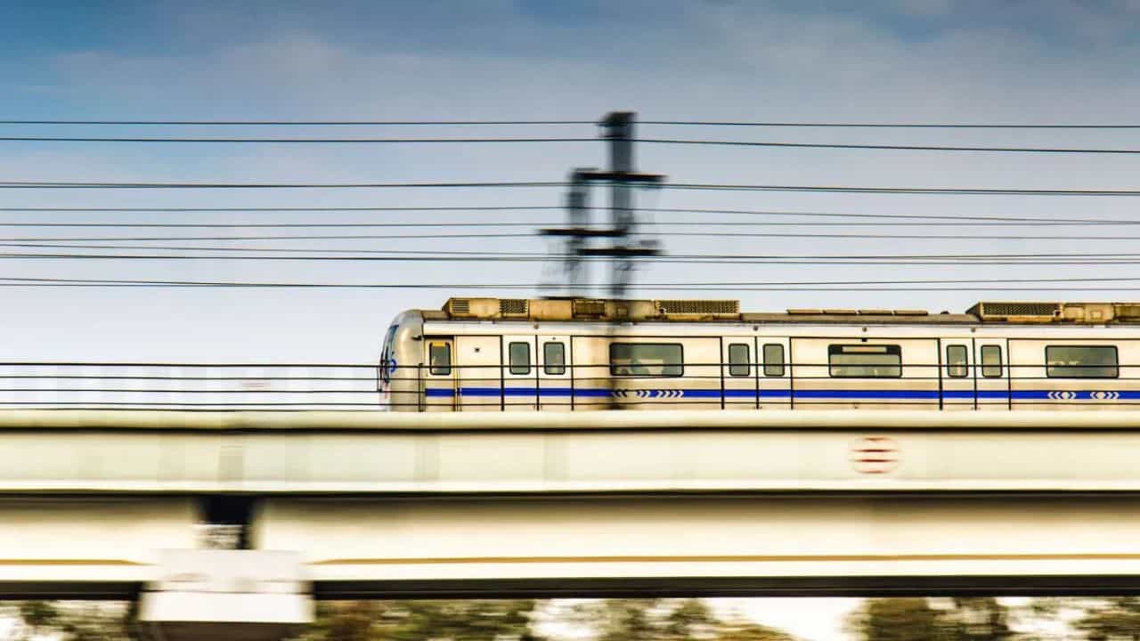 Namma Metro: ഡ്രൈവറില്ല ട്രെയിനുകള്ക്ക് അപകടം കൂടുതലോ? നമ്മ മെട്രോ ബ്ലൂ ലൈനില് പുതിയ ട്രെയിനെത്തി Namma Metro: ഡ്രൈവറില്ല ട്രെയിനുകള്ക്ക് അപകടം കൂടുതലോ? നമ്മ മെട്രോ ബ്ലൂ ലൈനില് പുതിയ ട്രെയിനെത്തി