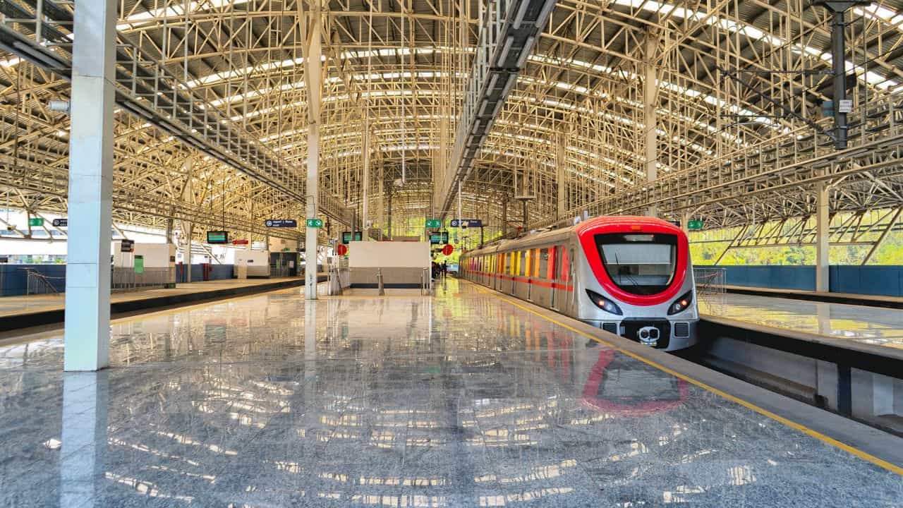 Namma Metro: കെമ്പഗൗഡ വിമാനത്താവളത്തിലേക്കുള്ള ആദ്യ ട്രെയിനെത്തി; നമ്മ മെട്രോ ബ്ലൂ ലൈന് തുറക്കാന് പോകുന്നു Namma Metro: കെമ്പഗൗഡ വിമാനത്താവളത്തിലേക്കുള്ള ആദ്യ ട്രെയിനെത്തി; നമ്മ മെട്രോ ബ്ലൂ ലൈന് തുറക്കാന് പോകുന്നു