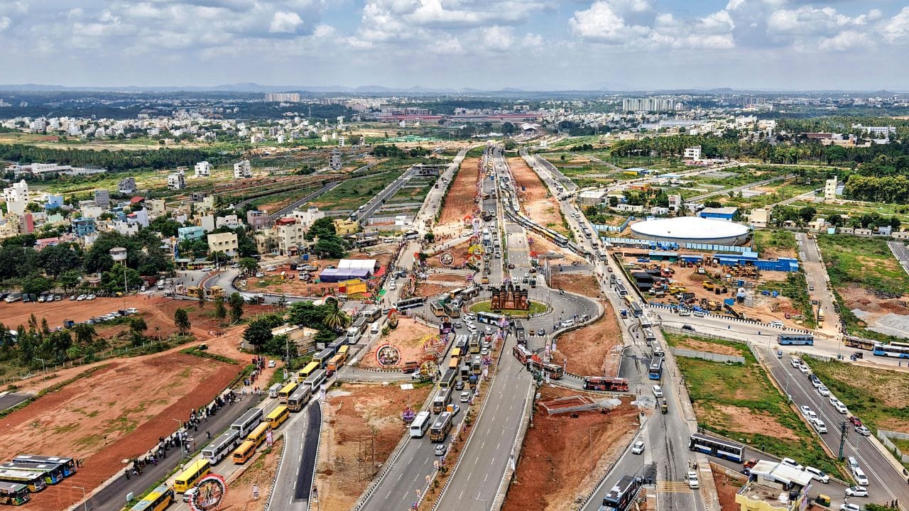 രാത്രികാല യാത്രകള്‍ തിരഞ്ഞെടുക്കുന്നത് ആയിരിക്കും ഏറ്റവും നല്ലത്. അങ്ങനെയെങ്കില്‍ ബെംഗളൂരുവില്‍ നിന്ന് വെറും മൂന്ന് മണിക്കൂറിനുള്ളില്‍ നിങ്ങള്‍ക്ക് കാഞ്ചിയില്‍ എത്തിച്ചേരാനാകും. എന്നാല്‍ ഈ റോഡുകളുടെയും പല ഭാഗങ്ങളിലും ഇപ്പോഴും നിര്‍മാണ പ്രവര്‍ത്തനങ്ങള്‍ നടക്കുന്നുണ്ട്, അതിനാല്‍ ചിലയവസരങ്ങളില്‍ യാത്രയ്ക്ക് ബുദ്ധിമുട്ട് ഉണ്ടായേക്കാം. 

