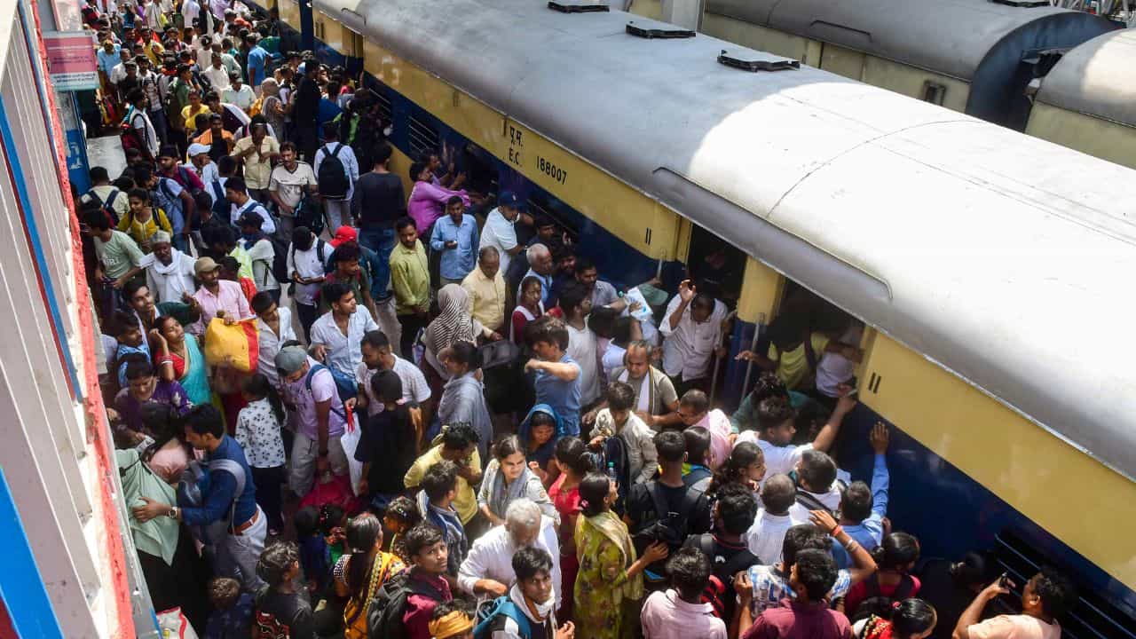 Onam Train Booking: ഓണത്തിന് ഇപ്പോഴേ ഓടേണ്ടിവരും! ട്രെയിനിൽ ടിക്കറ്റില്ല; വെയിറ്റിംഗ് ലിസ്റ്റ് കണ്ട് കണ്ണ് തള്ളി യാത്രക്കാർ Onam Train Booking: ഓണത്തിന് ഇപ്പോഴേ ഓടേണ്ടിവരും! ട്രെയിനിൽ ടിക്കറ്റില്ല; വെയിറ്റിംഗ് ലിസ്റ്റ് കണ്ട് കണ്ണ് തള്ളി യാത്രക്കാർ