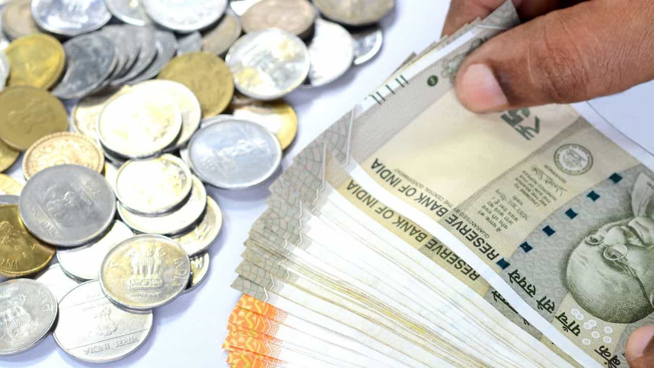 12th Pay Commission: കാലാവധി കഴിഞ്ഞിട്ട് ഒരുമാസം! സർക്കാർ ജീവനക്കാർ ശമ്പള പരിഷ്കരണം പ്രതീക്ഷിക്കണ്ടേ?