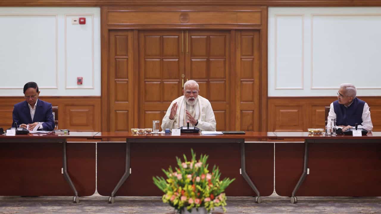 PM Narendra Modi EAC Meeting : പശ്ചിമേഷ്യൻ പ്രതിസന്ധി; സാമ്പത്തികകാര്യ ഉപദേശക സമിതി അംഗങ്ങളുമായി കൂടിക്കാഴ്ച നടത്തി പ്രധാനമന്ത്രി