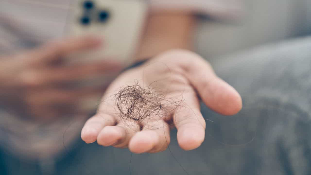 Postpartum Hair Fall: പ്രസവശേഷം മുടി കൊഴിച്ചിൽ സംഭവിക്കുന്നത് എന്തുകൊണ്ട്? കാരണങ്ങളും ചികിത്സാ രീതികളും Postpartum Hair Fall: പ്രസവശേഷം മുടി കൊഴിച്ചിൽ സംഭവിക്കുന്നത് എന്തുകൊണ്ട്? കാരണങ്ങളും ചികിത്സാ രീതികളും