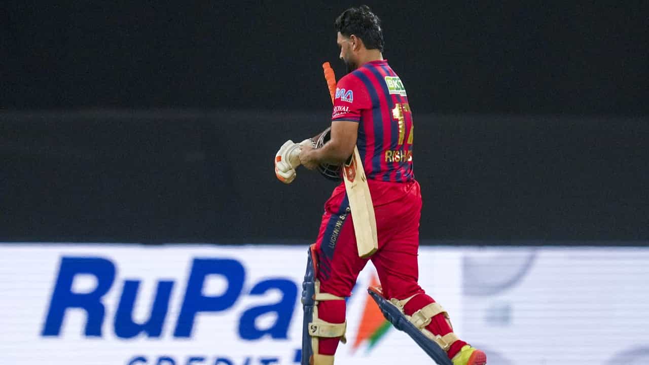 Rishabh Pant: ഋഷഭ് പന്തിന് ഘര് വാപ്പസി! ഡല്ഹിയിലേക്ക് മടങ്ങാന് കോടികള് വേണ്ടെന്ന് വെയ്ക്കും? Rishabh Pant: ഋഷഭ് പന്തിന് ഘര് വാപ്പസി! ഡല്ഹിയിലേക്ക് മടങ്ങാന് കോടികള് വേണ്ടെന്ന് വെയ്ക്കും?