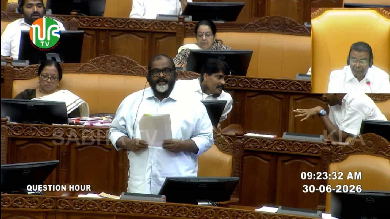 സ്വകാര്യ ബസുകൾ പുതിയ വരുമാന സ്രോതസ് നോക്കണം, ഓട്ടം നിർത്തരുത്; അ‌ഭ്യർഥനയുമായി മന്ത്രി