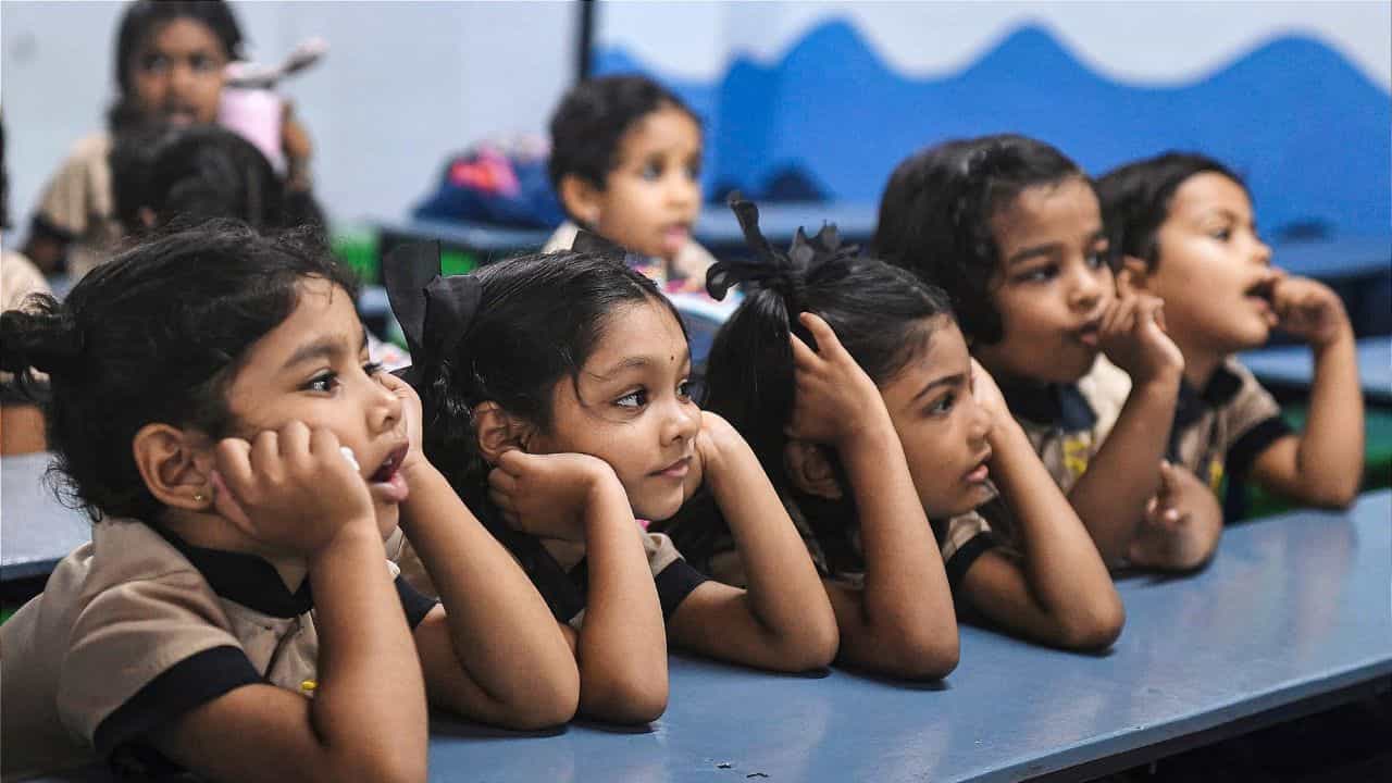 Kerala School Reopening 2026: കളിച്ചിരികളിൽ നിന്ന് ക്ലാസ് മുറികളിലേക്ക്; വേനലവധിക്കുശേഷം സംസ്ഥാനത്തെ സ്കൂളുകൾ ഇന്ന് തുറക്കും Kerala School Reopening 2026: കളിച്ചിരികളിൽ നിന്ന് ക്ലാസ് മുറികളിലേക്ക്; വേനലവധിക്കുശേഷം സംസ്ഥാനത്തെ സ്കൂളുകൾ ഇന്ന് തുറക്കും