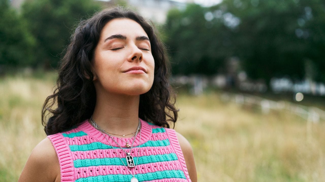 ഉണർന്നിരിക്കുന്ന ഓരോ നിമിഷവും മാനസികസമ്മർദങ്ങളിലൂടെ കടന്നുപോകുന്നവരാണ് ഇന്നത്തെ തലമുറയിൽ ഭൂരിഭാഗവും. മാനസികാരോഗ്യം വീണ്ടെടുക്കാനായി മെഡിറ്റേഷൻ, വ്യായാമം, സ്ലീപ്പിങ് ടെക്നിക്കുകൾ, ചെലവേറിയ ചികിത്സകൾ എന്നിവയിലേക്ക് ആളുകൾ തിരിയുമ്പോഴും പലർക്കും മനസ്സിന് പൂർണ്ണ സംതൃപ്തി കണ്ടെത്താൻ സാധിക്കാറില്ല. എന്നാൽ വലിയ ചെലവുകളോ തയ്യാറെടുപ്പുകളോ ഇല്ലാതെ, ദൈനംദിന ജീവിതത്തിൽ ഉൾപ്പെടുത്താവുന്ന ചെറിയ ശീലങ്ങളിലൂടെ വലിയ മാറ്റങ്ങൾ കൊണ്ടുവരാൻ സാധിക്കുമെന്ന് ഗവേഷണങ്ങൾ വ്യക്തമാക്കുന്നു. (Image Credit Source: Getty Images)