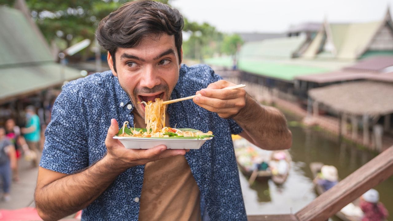 ഭക്ഷണം കഴിക്കുന്നതിന് മുൻപ് വെറുതെ വെള്ളത്തിൽ കൈ കഴുകുന്ന ശീലം പൂർണമായും മാറ്റുക. നമ്മുടെ കൈകളിലൂടെയാണ് ഏറ്റവും കൂടുതൽ ബാക്ടീരിയകൾ വായയ്ക്കുള്ളിലേക്ക് എത്തുന്നത്. ഹോട്ടലുകളിൽ സാനിറ്റൈസർ ഉണ്ടെങ്കിൽ പോലും ഭക്ഷണം കഴിക്കുന്നതിന് തൊട്ടുമുൻപ് സോപ്പോ ഹാൻഡ്‌വാഷോ ഉപയോഗിച്ച് 20 സെക്കൻഡെങ്കിലും നന്നായി കൈകൾ കഴുകുക. പുറത്തുനിന്ന് ഭക്ഷണം കഴിച്ചതിന് ശേഷം കഠിനമായ വയറുവേദന, വിട്ടുമാറാത്ത പനി, ഛർദ്ദി തുടങ്ങിയ അസ്വസ്ഥതകളുണ്ടെങ്കിൽ തീർച്ചയായും വിദ​ഗ്ധരെ സമീപിക്കുക. 