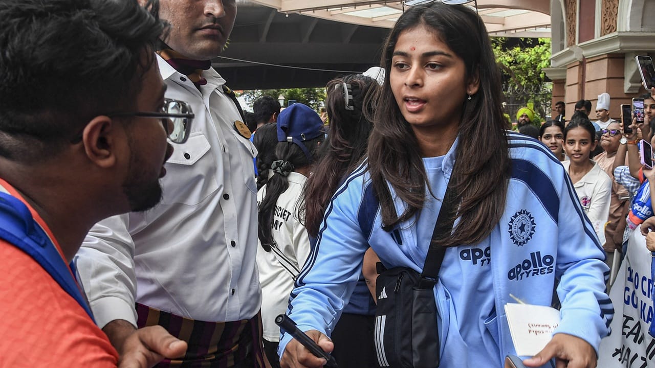 വെസ്റ്റ് ഇൻഡീസിലെ ആരാധകർക്ക് ഇഎസ്പിഎൻ കരീബിയൻ വഴി തങ്ങളുടെ ടീമിന്റെ മത്സരങ്ങൾ കാണാം. യുഎഇയിലും മറ്റ് MENA മേഖലകളിലും സ്റ്റാർസ്‌പ്ലേ ക്രിക്കറ്റ് ഡബ്ല്യു ചാനലിലൂടെ മത്സരങ്ങൾ ലഭ്യമാകും. ഇന്നലെ നാലു സന്നാഹ മത്സരങ്ങളാണ് നടന്നത്. നെതര്‍ലന്‍ഡ്‌സ്-സ്‌കോട്ട്‌ലന്‍ഡ്, സൗത്ത് ആഫ്രിക്ക-അയര്‍ലന്‍ഡ്, ശ്രീലങ്ക-പാകിസ്ഥാന്‍, ന്യൂസിലന്‍ഡ്-ബംഗ്ലാദേശ് പോരാട്ടങ്ങള്‍ നടന്നു.
