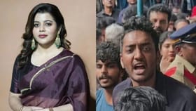മകൻ സമാധാനത്തോടെ കരയാൻ കുറച്ചു സ്ഥലം ആവശ്യപ്പെട്ട് നിലവിളിക്കേ..