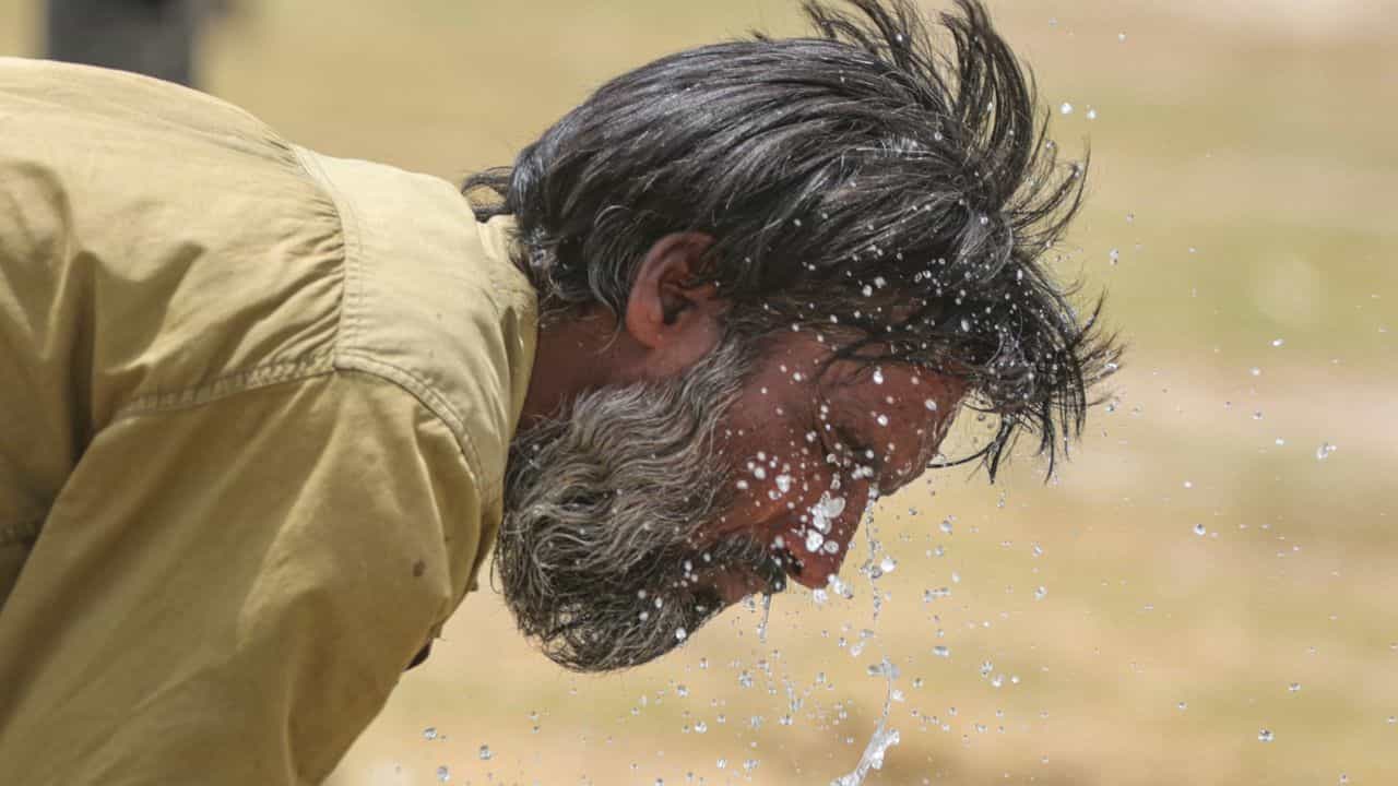 UAE Weather Alert: യുഎഇയിൽ കനത്ത ചൂടും പൊടിക്കാറ്റും വരുന്നു; താപനില 46 ഡിഗ്രി വരെ ഉയർന്നേക്കാമെന്ന് മുന്നറിയിപ്പ് UAE Weather Alert: യുഎഇയിൽ കനത്ത ചൂടും പൊടിക്കാറ്റും വരുന്നു; താപനില 46 ഡിഗ്രി വരെ ഉയർന്നേക്കാമെന്ന് മുന്നറിയിപ്പ്