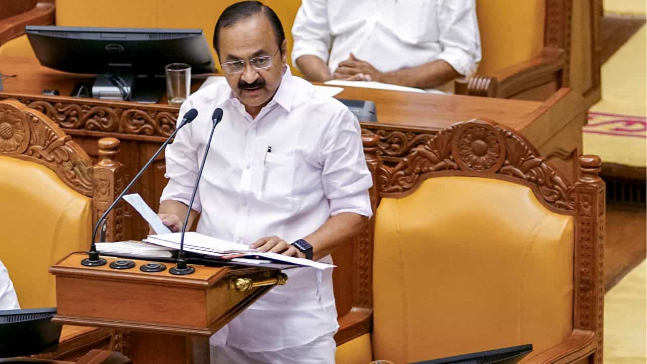 VD Satheesan: ഇല്ലാ കഥകൾ പ്രചരിപ്പിക്കുന്നു; പൊതുമേഖല സ്വകാര്യവൽക്കരിക്കില്ലെന്ന് മുഖ്യമന്ത്രി VD Satheesan: ഇല്ലാ കഥകൾ പ്രചരിപ്പിക്കുന്നു; പൊതുമേഖല സ്വകാര്യവൽക്കരിക്കില്ലെന്ന് മുഖ്യമന്ത്രി