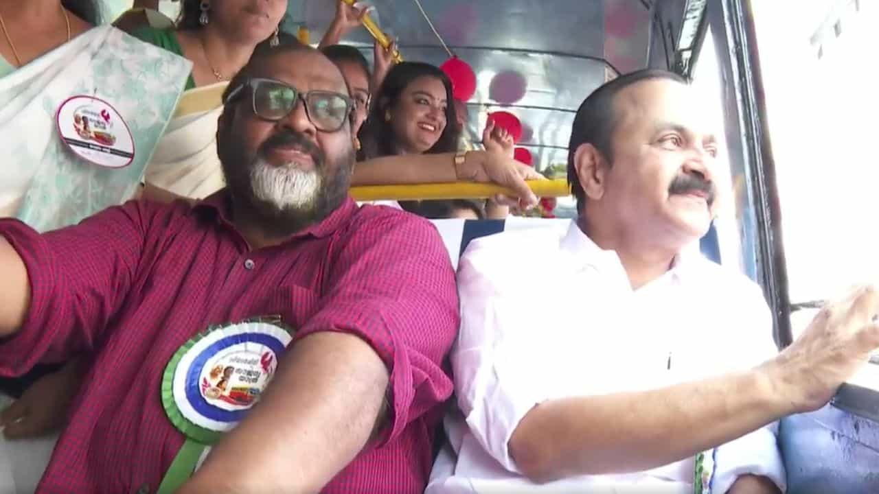 CM VD Satheesan: പുരുഷന്മാർക്ക് ബസ് യാത്ര സൗജന്യമായാൽ ആ പൈസ വീട്ടിലെത്തില്ല; മെൻസ് അസോസിയേഷന് മുഖ്യമന്ത്രിയുടെ മറുപടി CM VD Satheesan: പുരുഷന്മാർക്ക് ബസ് യാത്ര സൗജന്യമായാൽ ആ പൈസ വീട്ടിലെത്തില്ല; മെൻസ് അസോസിയേഷന് മുഖ്യമന്ത്രിയുടെ മറുപടി
