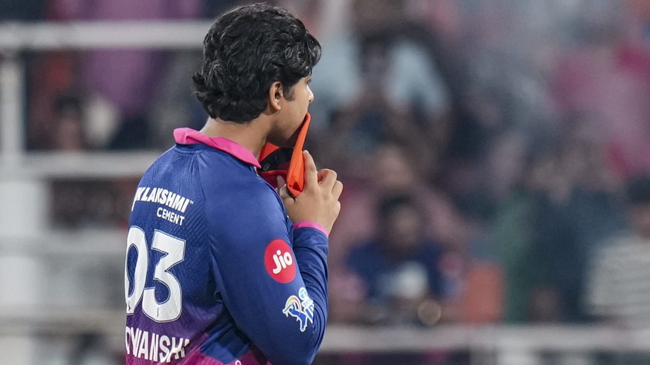 വ്യക്തിഗത പ്രകടനങ്ങള്ക്കുള്ള പ്രൈസ് മണിയായി ഏതാണ്ട് 55 ലക്ഷം രൂപയാണ് താരം സ്വന്തമാക്കിയത്. ഇതൊരു അഭിമാന നിമിഷമാണെന്നായിരുന്നു വൈഭവിന്റെ പ്രതികരണം. അടുത്ത സീസണിൽ ഇതിലും മികച്ച പ്രകടനം പുറത്തെടുക്കാൻ ശ്രമിക്കുമെന്നും താരം വ്യക്തമാക്കി. വരാനിരിക്കുന്ന അയര്ലന്ഡ് പര്യടനത്തില് വൈഭവിന് അവസരം ലഭിക്കാന് സാധ്യതയുണ്ട്.