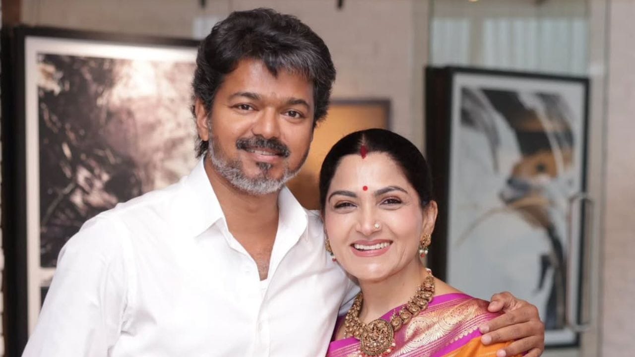 തന്റെ പ്രിയപ്പെട്ട സഹോദരനും തമിഴ്നാട് മുഖ്യമന്ത്രിയുമായ വിജയിയെ അദ്ദേഹത്തിന്റെ വസതിയിൽ ചെന്ന് കണ്ടു. ശ്രാവൺ ശ്രീനിവാസനുമായുള്ള തങ്ങളുടെ മകളുടെ വിവാഹത്തിനുള്ള ക്ഷണം നൽകി. അദ്ദേഹത്തെ കാണുന്നത് എപ്പോഴും തങ്ങളുടെ ഹൃദയങ്ങളിൽ അഭിമാനവും സന്തോഷവും നിറയ്ക്കുന്നു. കുട്ടികൾ അത്യധികം ആവേശഭരിതരായിരുന്നു. അദ്ദേഹത്തിൽനിന്നും കണ്ണടക്കാൻ സാധിച്ചില്ല. തിരക്കേറിയ അദ്ദേഹത്തിന്റെ ഒരു ദിവസത്തിൽ നിന്നും തങ്ങൾക്കും വിലമതിക്കുന്ന ഒരു സമയം തന്നു. 
