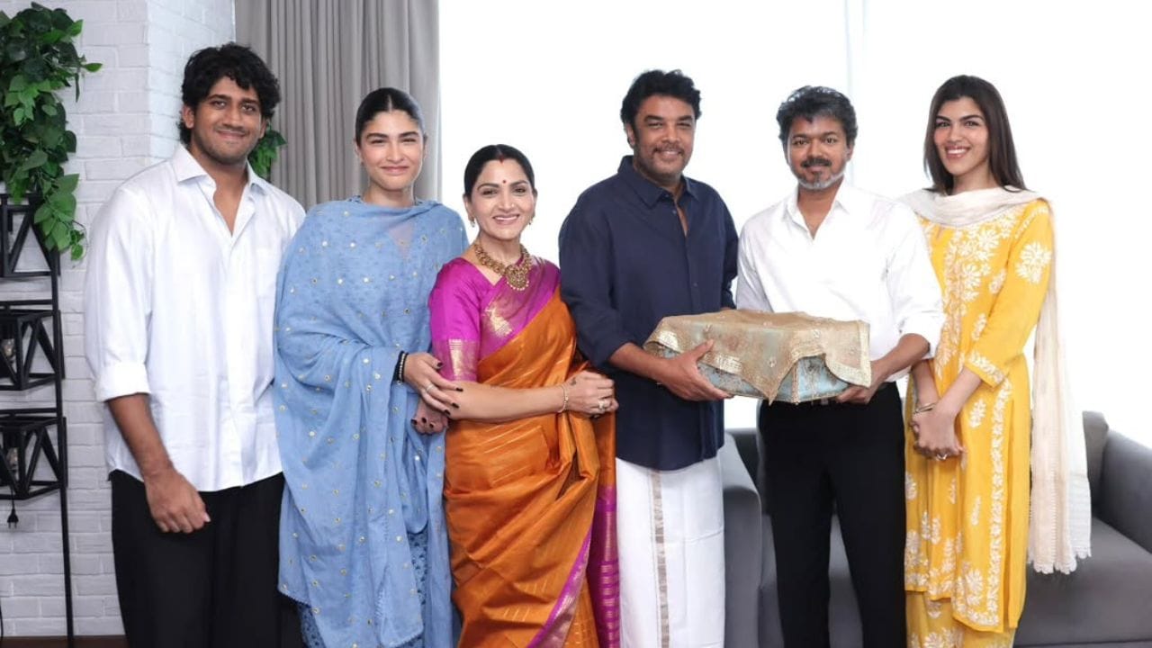 എന്നാൽ വിജയിക്കൊപ്പമുള്ള ചിത്രം പങ്കുവച്ചതിന് പിന്നാലെ നിരവധി പേരാണ് ഖുശ്ബുവിനെ വിമർശിച്ചുകൊണ്ട് എത്തുന്നത്. ഒരു കൂട്ടർ നടൻ രവി മോഹനമായുള്ള അവരുടെ പ്രശ്നത്തെയും ചൂണ്ടിക്കാട്ടിക്കൊണ്ടാണ് പറഞ്ഞത് ഇതെന്ത് ന്യായം ഇതെന്ത് നീതി എന്ന് ചോദിക്കുന്നു. ഒരിടത്ത് ആ നിലപാടും ഇവിടെ എത്തുമ്പോൾ ഈ നിലപാടുമാണോ എന്ന് മറ്റുള്ളവരും.