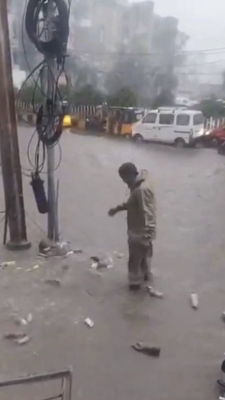 Viral Video: മഴയത്ത് വൈറലായൊരു പോലീസുകാരൻ