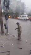 Viral Video: മഴയത്ത് വൈറലായൊരു പോലീസുകാരൻ...
