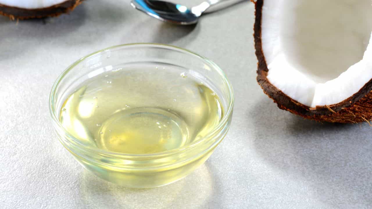 Coconut Oil Price: കുതിക്കാനൊരുങ്ങി വെളിച്ചെണ്ണ വില? വീണ്ടും അടുക്കളയ്ക്ക് പുറത്തോ?