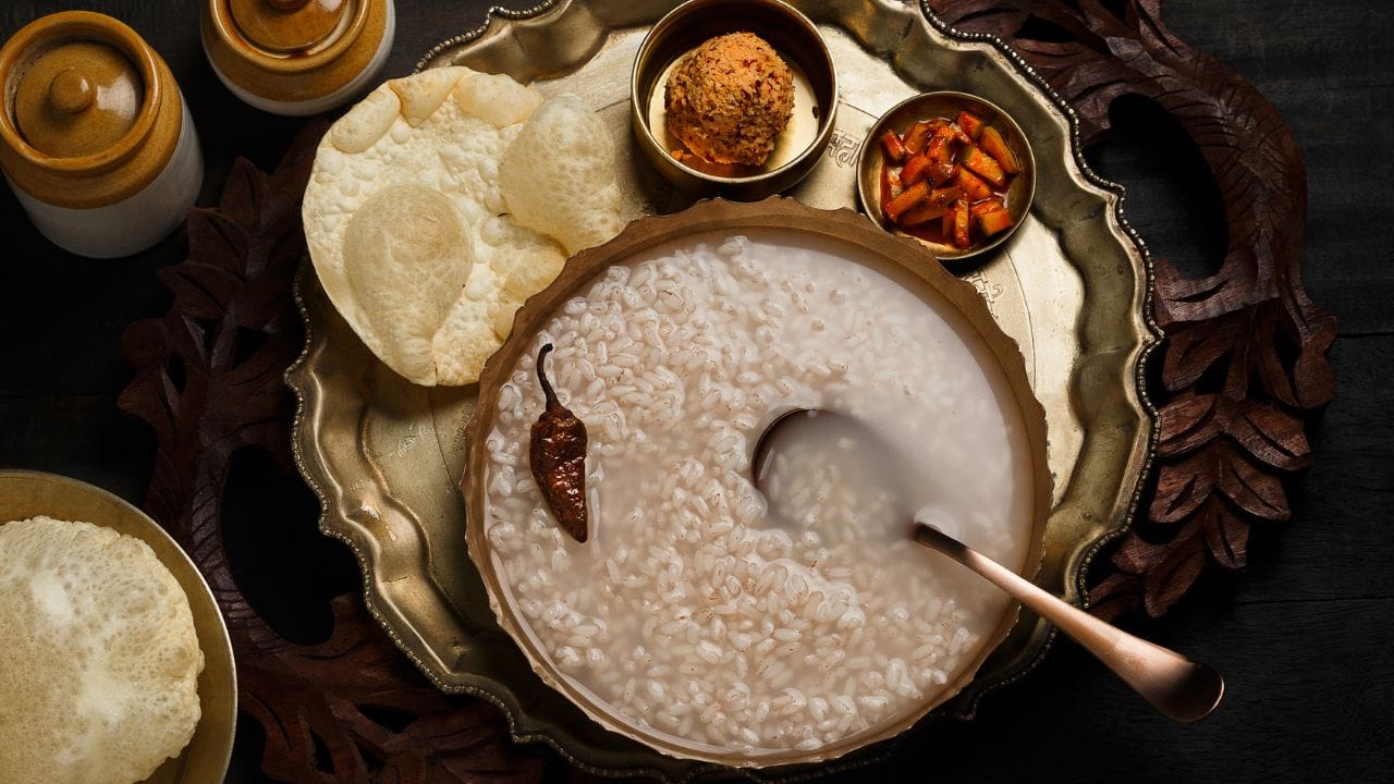 ചൂടുള്ള ഭക്ഷണങ്ങൾക്കൊപ്പമോ അല്ലെങ്കിൽ തൈര് നേരിട്ട് ചൂടാക്കിയോ ഉപയോഗിക്കാൻ പാടില്ല. ബിരിയാണിക്കൊപ്പമോ ഇറച്ചിക്കൊപ്പമോ സ്ഥിരമായി തൈര് (റായ്ത്ത രൂപത്തിൽ) കഴിക്കുന്നത് ആരോഗ്യത്തിന് അത്ര നല്ലതല്ലെന്ന് വിദ​ഗ്ധർ വ്യക്തമാക്കുന്നു. ശരിയായ ചേരുവകൾക്കൊപ്പം കഴിച്ചില്ലെങ്കിൽ തൈര് വിപരീതഫലമുണ്ടാക്കാം.