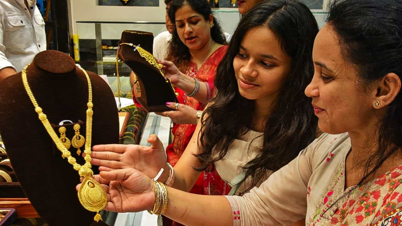 Kerala Gold Rate: അടുത്ത സ്റ്റോപ്പ് ഒരു ലക്ഷത്തിലോ? സ്വർണവിലയിൽ വൻ ഇടിവ്