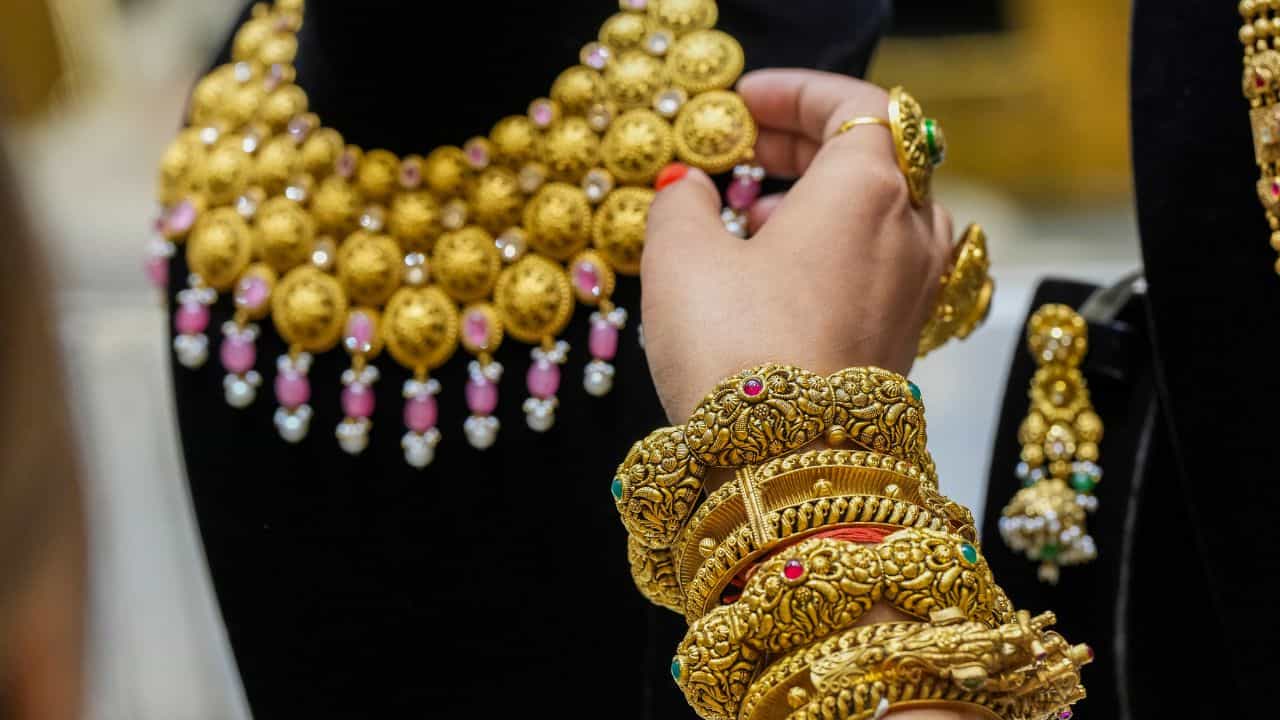Kerala Gold Rate: സ്വർണം ഉടനെ വാങ്ങിച്ചോളൂ, വിലയിൽ വൻ ഇടിവ്, കുറഞ്ഞത് 2,200 രൂപ; ഇന്ന് പവന് എത്ര?