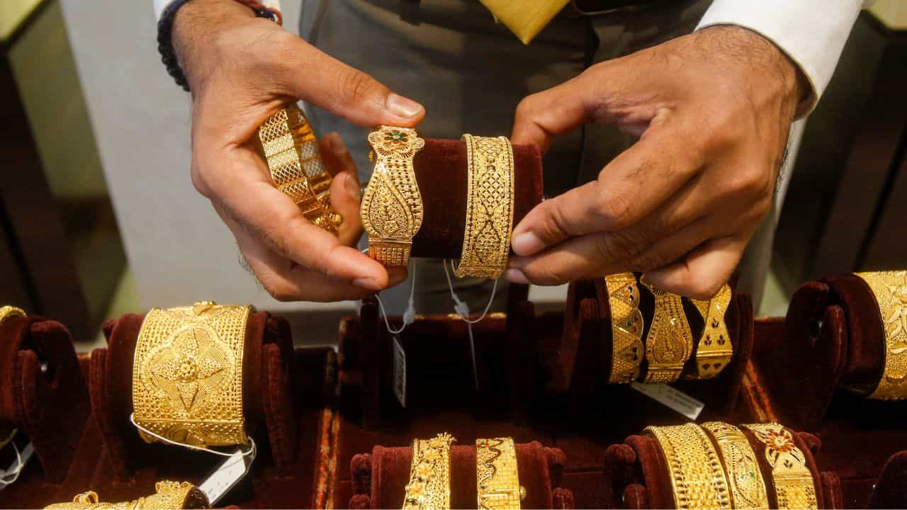 Kerala Gold Rate: സ്വർണവില താഴേക്ക്, ഇപ്പോൾ വാങ്ങിയാൽ ലാഭമാണേ... ഇന്ന് പവന് എത്ര? Kerala Gold Rate: സ്വർണവില താഴേക്ക്, ഇപ്പോൾ വാങ്ങിയാൽ ലാഭമാണേ... ഇന്ന് പവന് എത്ര?