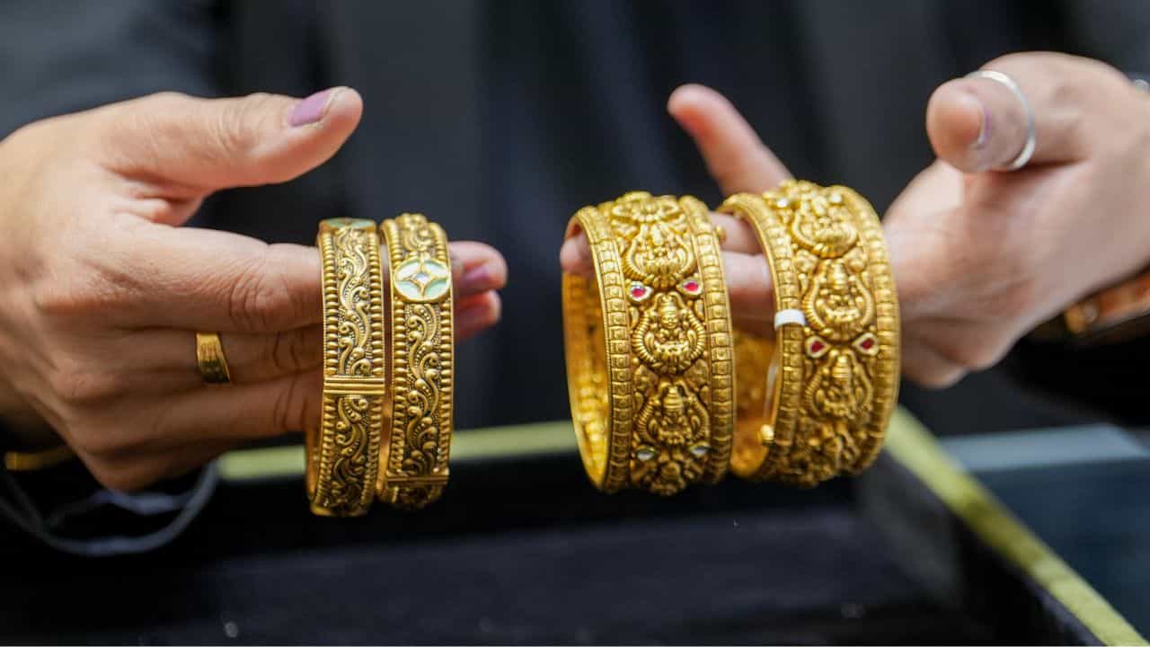 Kerala Gold Rate: സ്വർണവിലയിൽ വൻ ഇടിവ്, ഇപ്പോൾ വാങ്ങിയാൽ ഇരട്ടി ലാഭം; പവന് കൊടുക്കേണ്ടത് ഇത്രയും... Kerala Gold Rate: സ്വർണവിലയിൽ വൻ ഇടിവ്, ഇപ്പോൾ വാങ്ങിയാൽ ഇരട്ടി ലാഭം; പവന് കൊടുക്കേണ്ടത് ഇത്രയും...