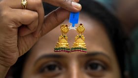 ജ്വല്ലറിയിലേക്ക് വിട്ടോ, സ്വർണവില താഴേക്ക്; ഇനിയും കാത്തിരിക്കണോ?