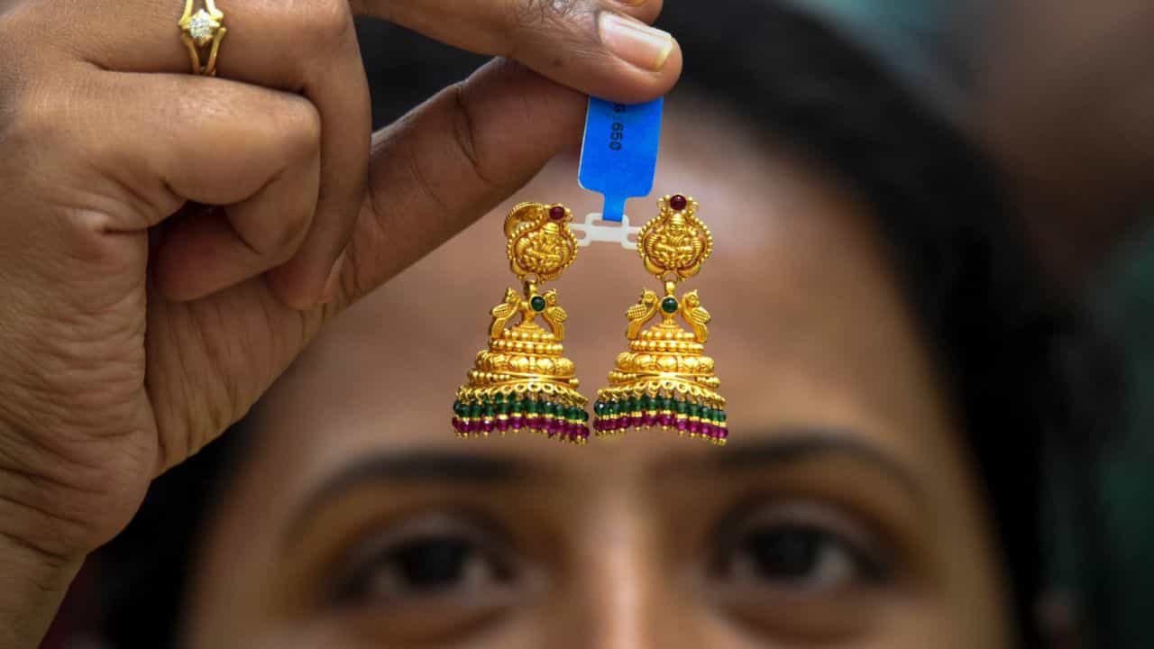 Kerala Gold Rate: ജ്വല്ലറിയിലേക്ക് വിട്ടോ, സ്വർണവില താഴേക്ക്; ഇനിയും കാത്തിരിക്കണോ? Kerala Gold Rate: ജ്വല്ലറിയിലേക്ക് വിട്ടോ, സ്വർണവില താഴേക്ക്; ഇനിയും കാത്തിരിക്കണോ?