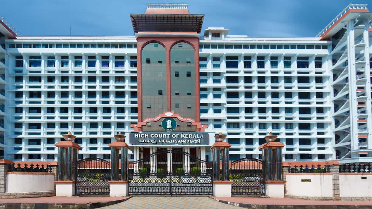 കുടുംബത്തിൽ നിന്ന് ഭീഷണി; കുംഭമേള വൈറൽ താരത്തിന് സുരക്ഷ ഉറപ്പാക്കാൻ ഹൈക്കോടതി നിർദേശം കുടുംബത്തിൽ നിന്ന് ഭീഷണി; കുംഭമേള വൈറൽ താരത്തിന് സുരക്ഷ ഉറപ്പാക്കാൻ ഹൈക്കോടതി നിർദേശം