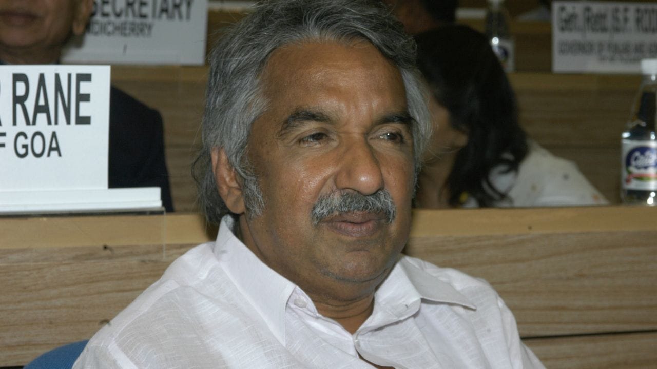 ഉമ്മൻചാണ്ടിയാണ് രണ്ടാമതായി ഈ നേട്ടം കൈവരിച്ചത്. അന്നത്തെ ധനകാര്യമന്ത്രി കെഎം മാണിയുടെ അപ്രതീക്ഷിത രാജിയെ തുടർന്ന് ധനവകുപ്പ് ഏറ്റെടുത്ത ഉമ്മൻചാണ്ടി, മുഖ്യമന്ത്രിയായിരിക്കെ തന്നെയാണ് 2016-17 സാമ്പത്തിക വർഷത്തെ ബജറ്റ് നിയമസഭയിൽ അവതരിപ്പിച്ചത്. ഇതിന് മുമ്പ് കെ. കരുണാകരൻ മന്ത്രിസഭയിൽ ധനകാര്യമന്ത്രിയായിരുന്ന സമയത്ത് അദ്ദേഹം നാല് തവണ ബജറ്റ് അവതരിപ്പിച്ചിട്ടുണ്ട്.
