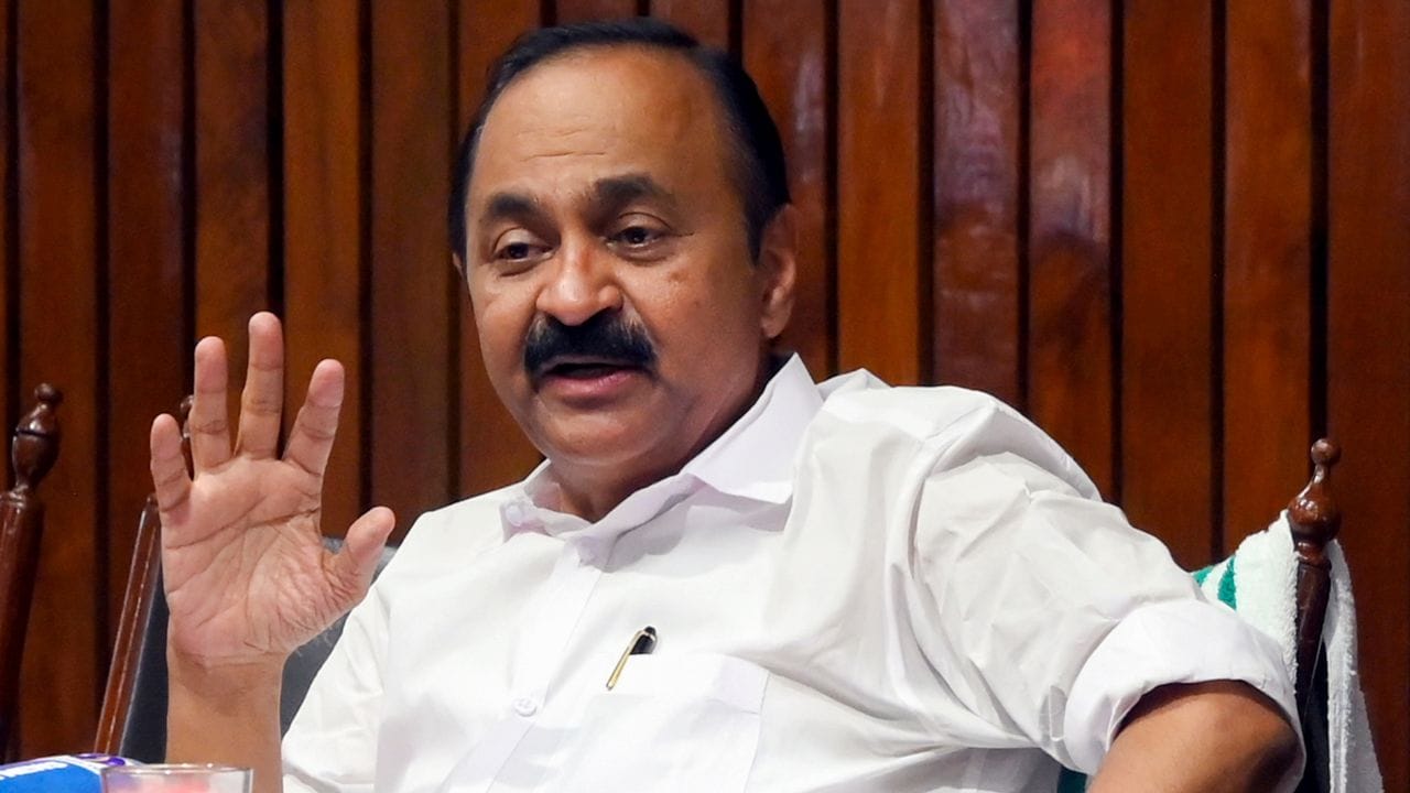 വി.ഡി. സതീശൻ തന്റെ കന്നി ബജറ്റ് നിയമസഭയിൽ അവതരിപ്പിക്കുമ്പോൾ, എറണാകുളം ജില്ലയിലെ പറവൂർ മണ്ഡലത്തിനും ഇതൊരു അഭിമാന നിമിഷമാണ്. പറവൂരിൽ നിന്ന് ജനവിധി തേടി വിജയിച്ച് ബജറ്റ് അവതരിപ്പിക്കുന്ന രണ്ടാമത്തെ വ്യക്തിയാകുകയാണ് വിഡി സതീശൻ. 1972 ഫെബ്രുവരി 25-ന് രണ്ടാം അച്യുതമേനോൻ മന്ത്രിസഭയിൽ ധന-നിയമ വകുപ്പു മന്ത്രിയായിരുന്ന കെ.ടി. ജോർജാണ് ഇതിനു മുമ്പ് ഈ നേട്ടം കൈവരിച്ച ആദ്യ പറവൂർക്കാരൻ.