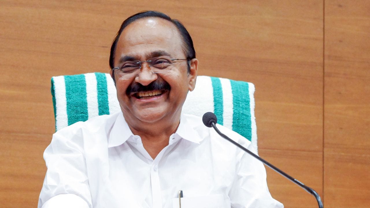 യുഡിഎഫ് സർക്കാരിന്റെ ജൂൺ 19ന് നടക്കുന്ന ആദ്യ ബജറ്റ് അവതരണം വിവിധ കാരണങ്ങളാൽ വ്യത്യസ്തമാവുകയാണ്. കേരള ചരിത്രത്തിൽ ഇതാദ്യമായല്ല ഒരു മുഖ്യമന്ത്രി ബജറ്റ് അവതരിപ്പിക്കുന്നത്.
ആർ ശങ്കർ, ഇകെ നയനാർ, ഉമ്മൻ ചാണ്ടി എന്നിവർക്ക് ശേഷം ബജറ്റ് അവതരിപ്പിക്കുന്ന നാലാമത്തെ മുഖ്യമന്ത്രിയാണ് വിഡി സതീശൻ. ധനകാര്യ വകുപ്പിന്റെ പൂർണ്ണമായ ചുമതല കൂടി സ്വന്തമായി വഹിച്ച് ബജറ്റ് അവതരിപ്പിക്കുന്ന മൂന്നാമത്തെ മുഖ്യമന്ത്രിയും. വിശദമായി അറിയാം.... (Image Credit source: Wikipedia/ Getty Images/PTI)