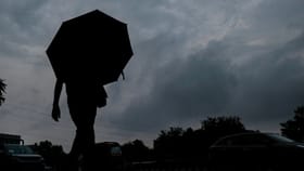 മഴ ഒഴിഞ്ഞിട്ടില്ല, രണ്ട് ജില്ലകളിൽ യെല്ലോ അലർട്ട്; ഇടിമിന്നലിനും
