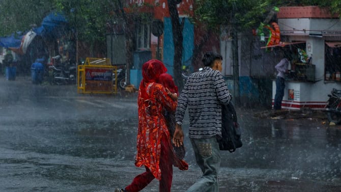 കട്ട കലിപ്പിൽ കാലവർഷം! നാടെങ്ങും മഴ മുന്നറിയിപ്പ്; കാലാവസ്ഥ