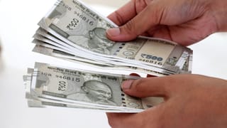 8th Pay Commission: പഴയ പെൻഷൻ പദ്ധതി മതിയെന്ന് ജീവനക്കാർ; ആവശ്യം അംഗീകരിക്കുമോ? വാശിപിടിക്കുന്നത് വെറുതെയല്ല!